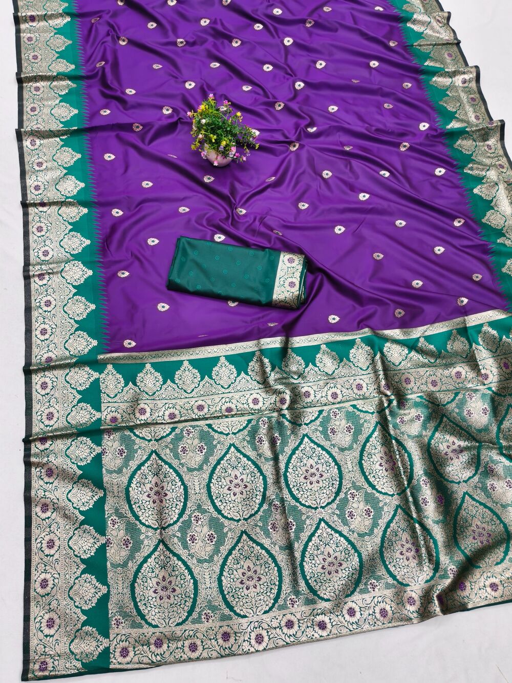 Diaphanous Purple Pure Zari Weaving Banarasi Silk Saree With Amazing Blouse Piece - Image 3