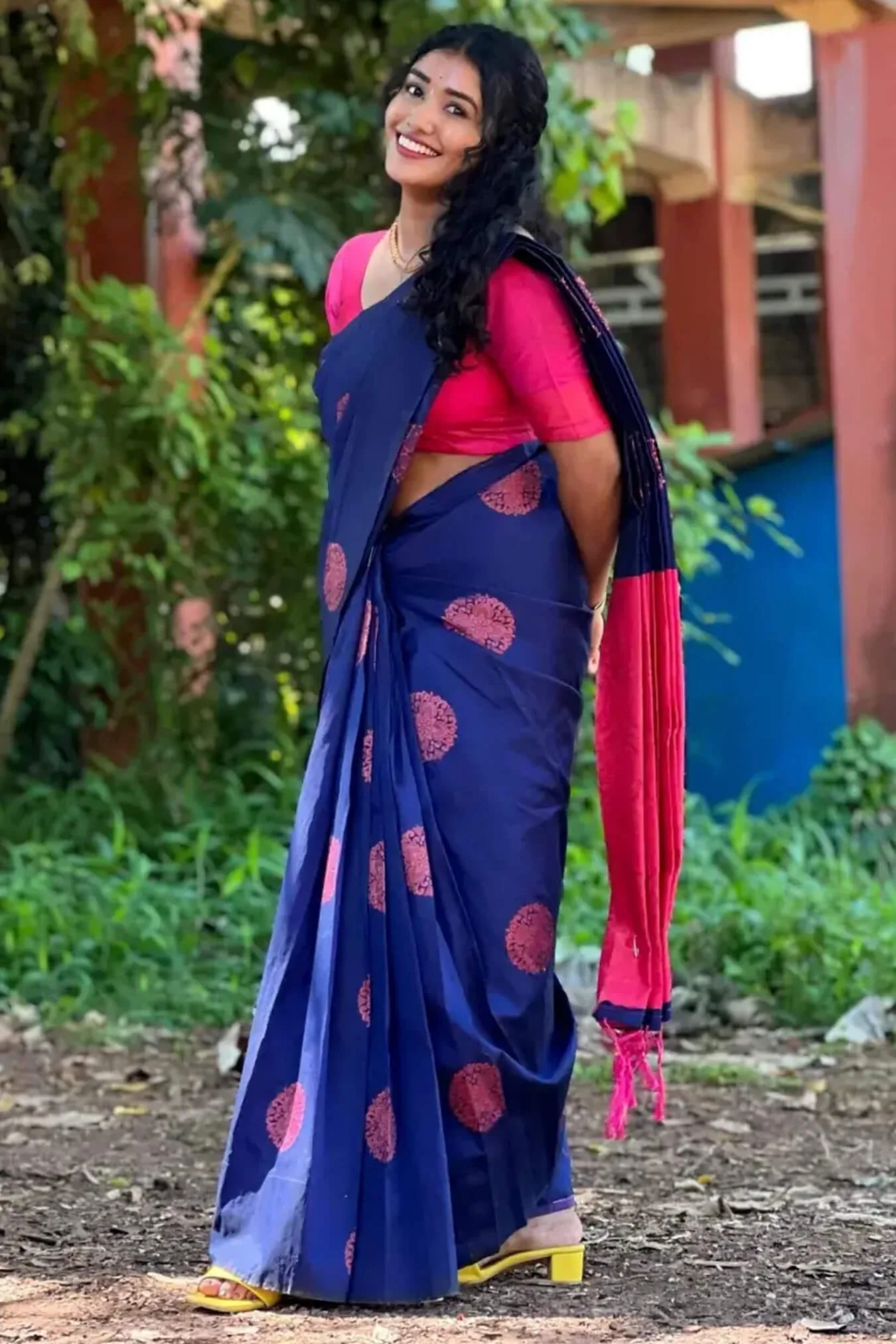 Dissemble Blue Soft Silk Saree With Chatoyant Blouse Piece - Image 3