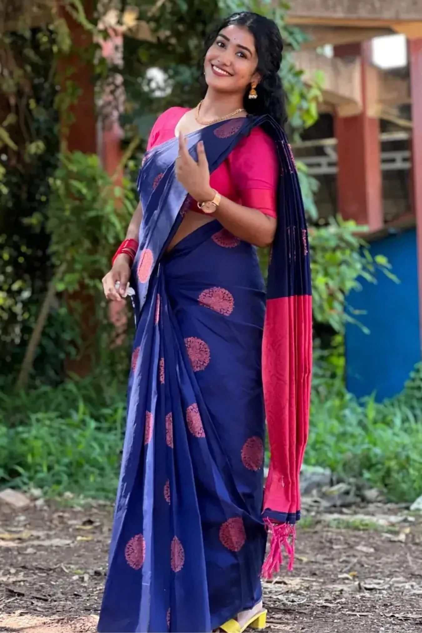 Dissemble Blue Soft Silk Saree With Chatoyant Blouse Piece - Image 6