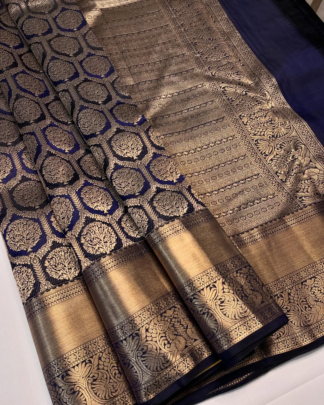 Dissemble Navy Blue Soft Banarasi Silk Saree With Propinquity Blouse Piece - Image 2