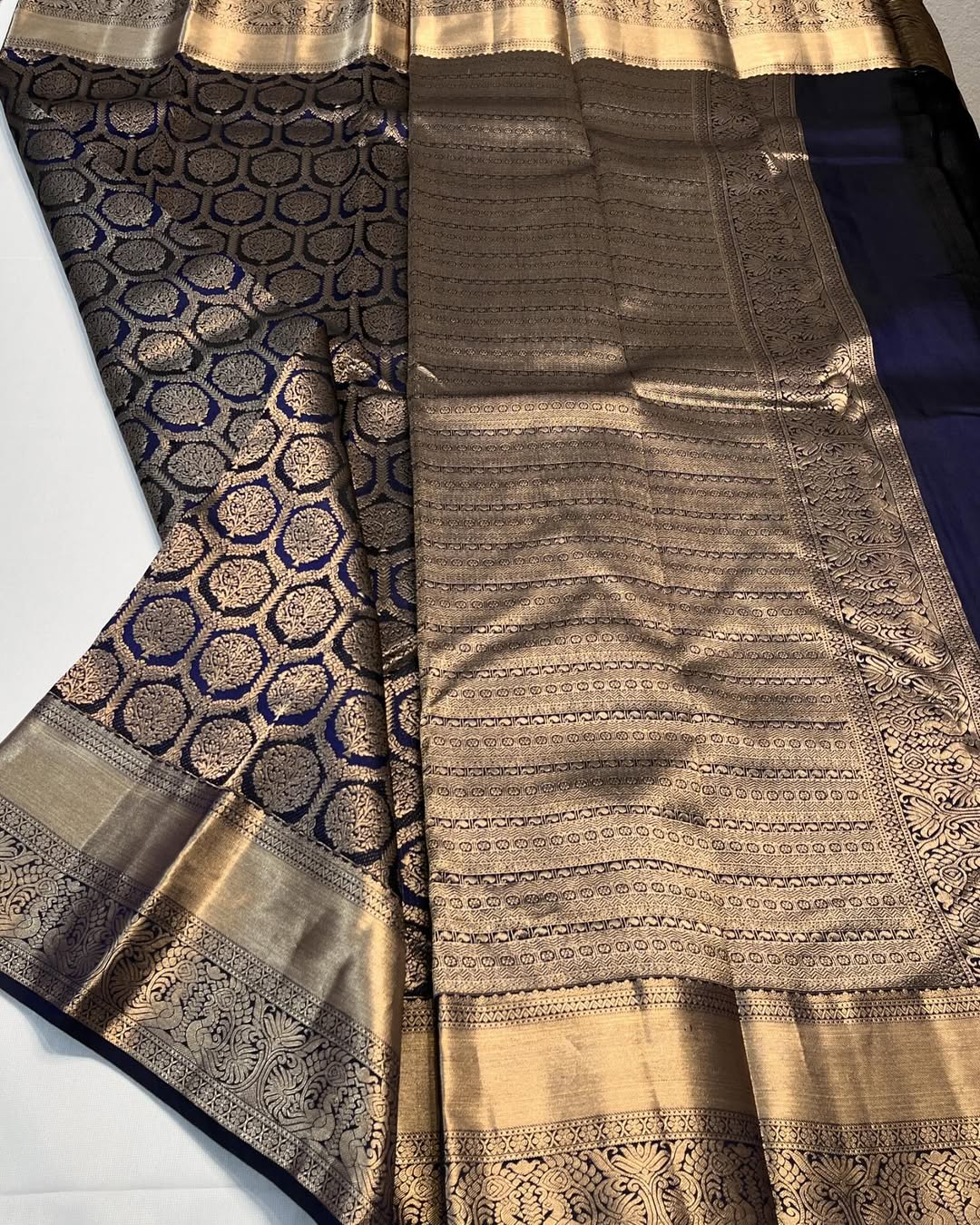 Dissemble Navy Blue Soft Banarasi Silk Saree With Propinquity Blouse Piece - Image 4