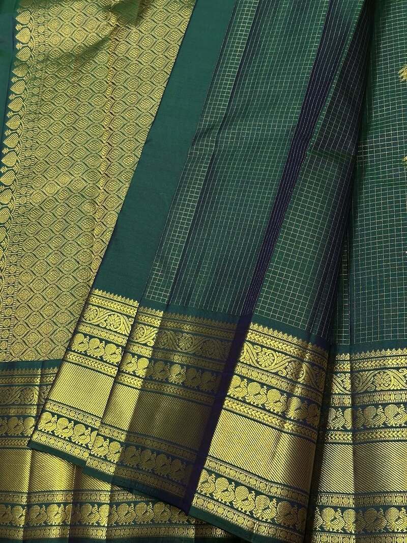 Divine Dark Green Pure Zari Weaving Banarasi Silk Saree With Diaphanous Blouse Piece - Image 4