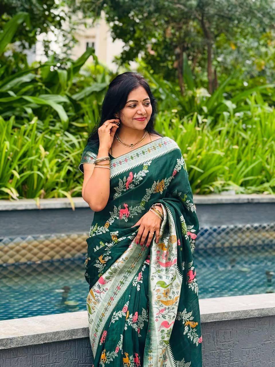 Divine Green Soft Banarasi Silk Saree With Dulcet Blouse Piece - Image 2