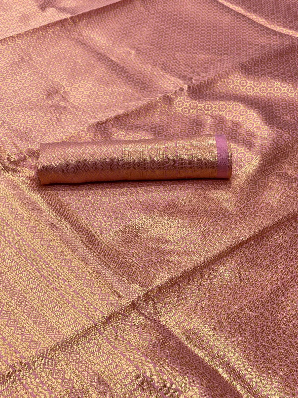 Divine Pink Soft Silk Saree With Tempting Blouse Piece - Image 5