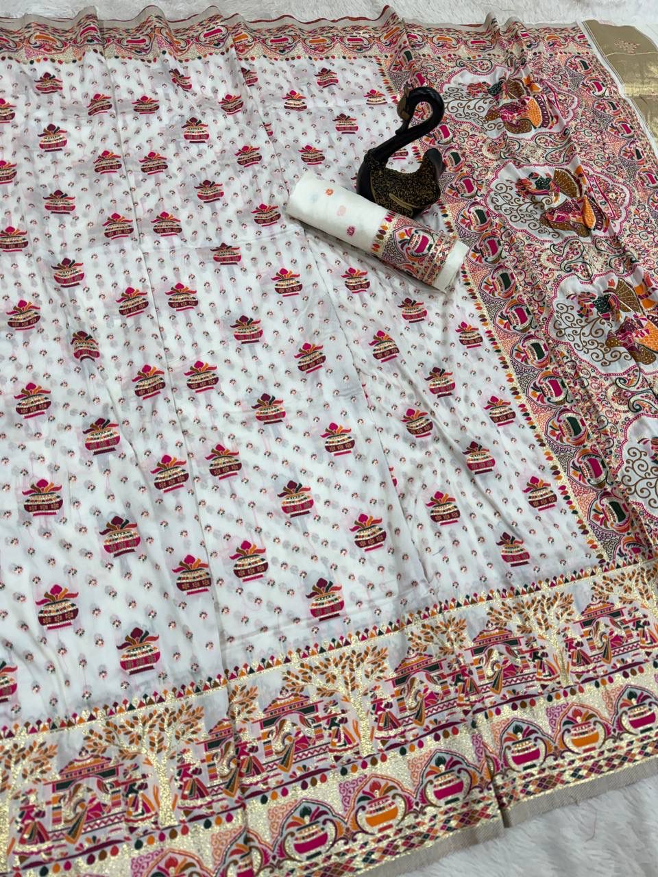 Ebullience Off White Pashmina Saree With Surpassing Blouse Piece - Image 2