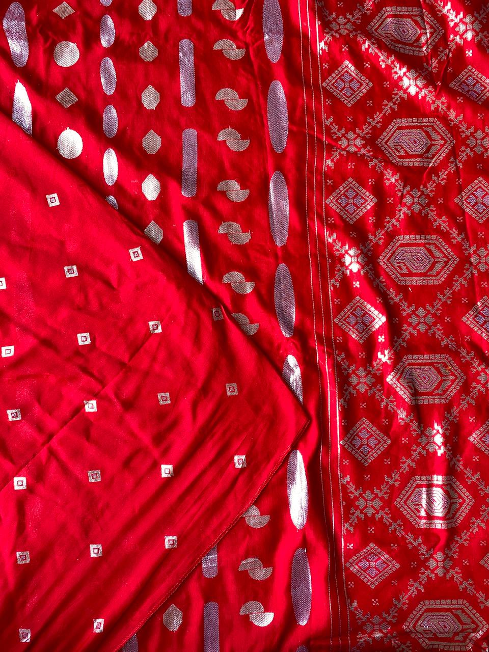 Eclat Red Banarasi Dola Silk Saree With Incredible Blouse Piece - Image 2