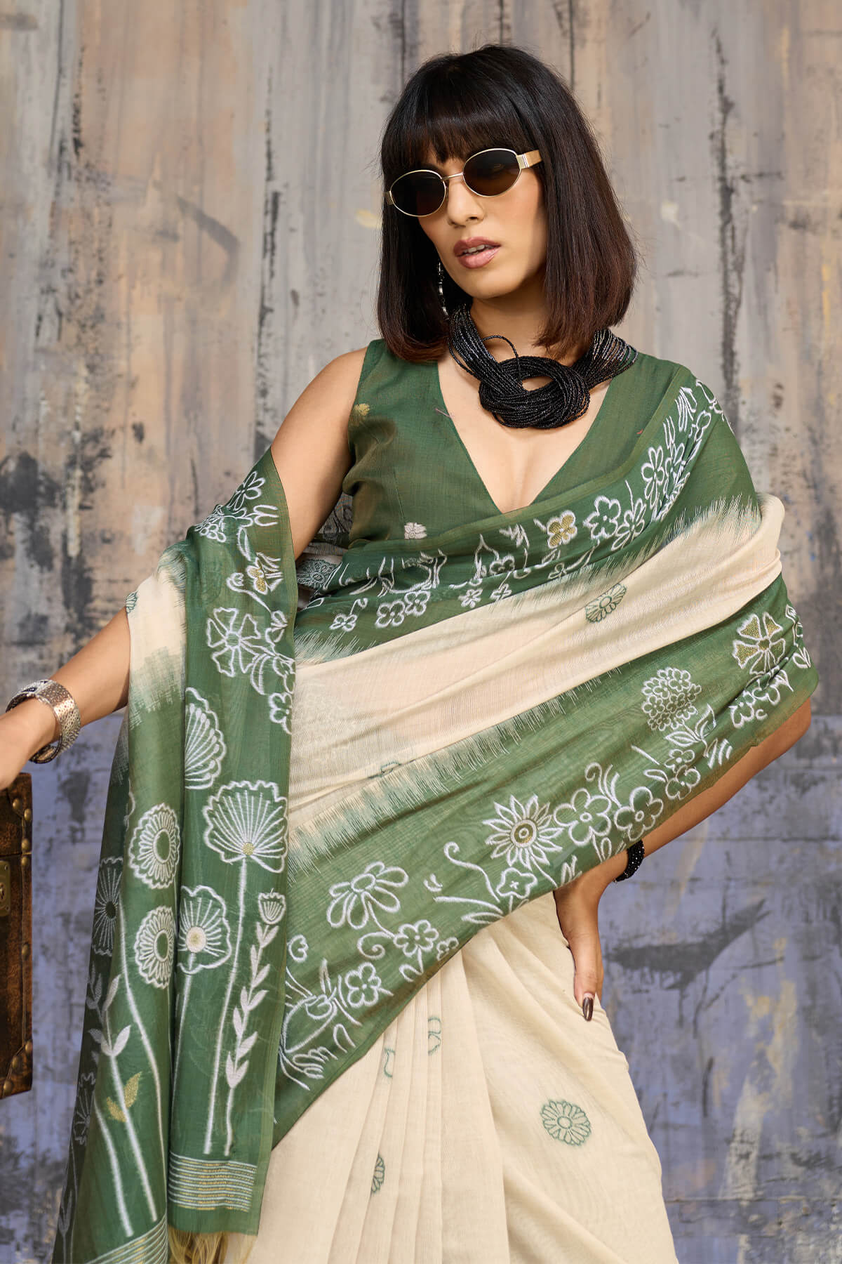 Effulgent Beige and Green Pure Munga Cotton Saree With Amiable Blouse Piece - Image 2