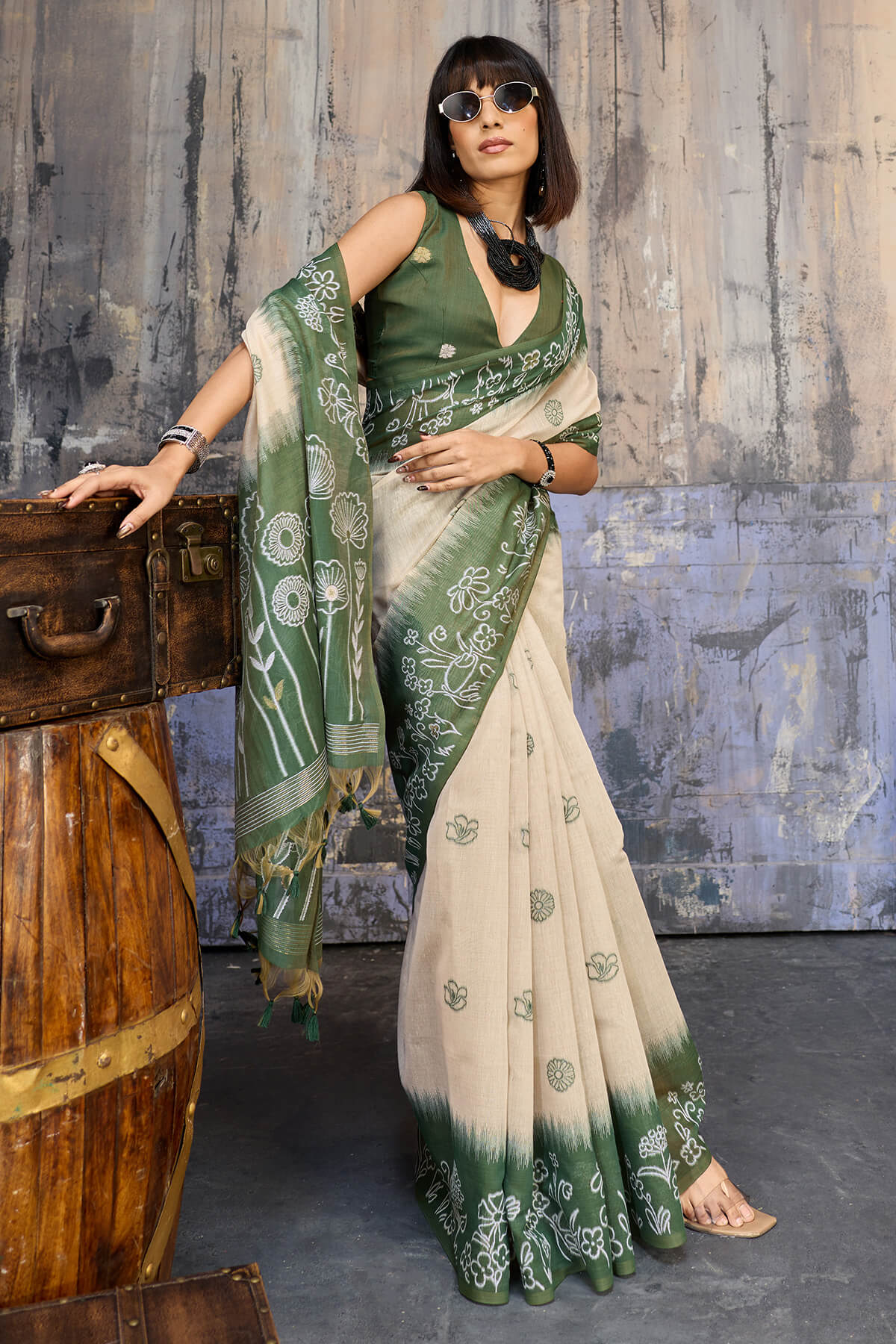 Effulgent Beige and Green Pure Munga Cotton Saree With Amiable Blouse Piece - Image 5