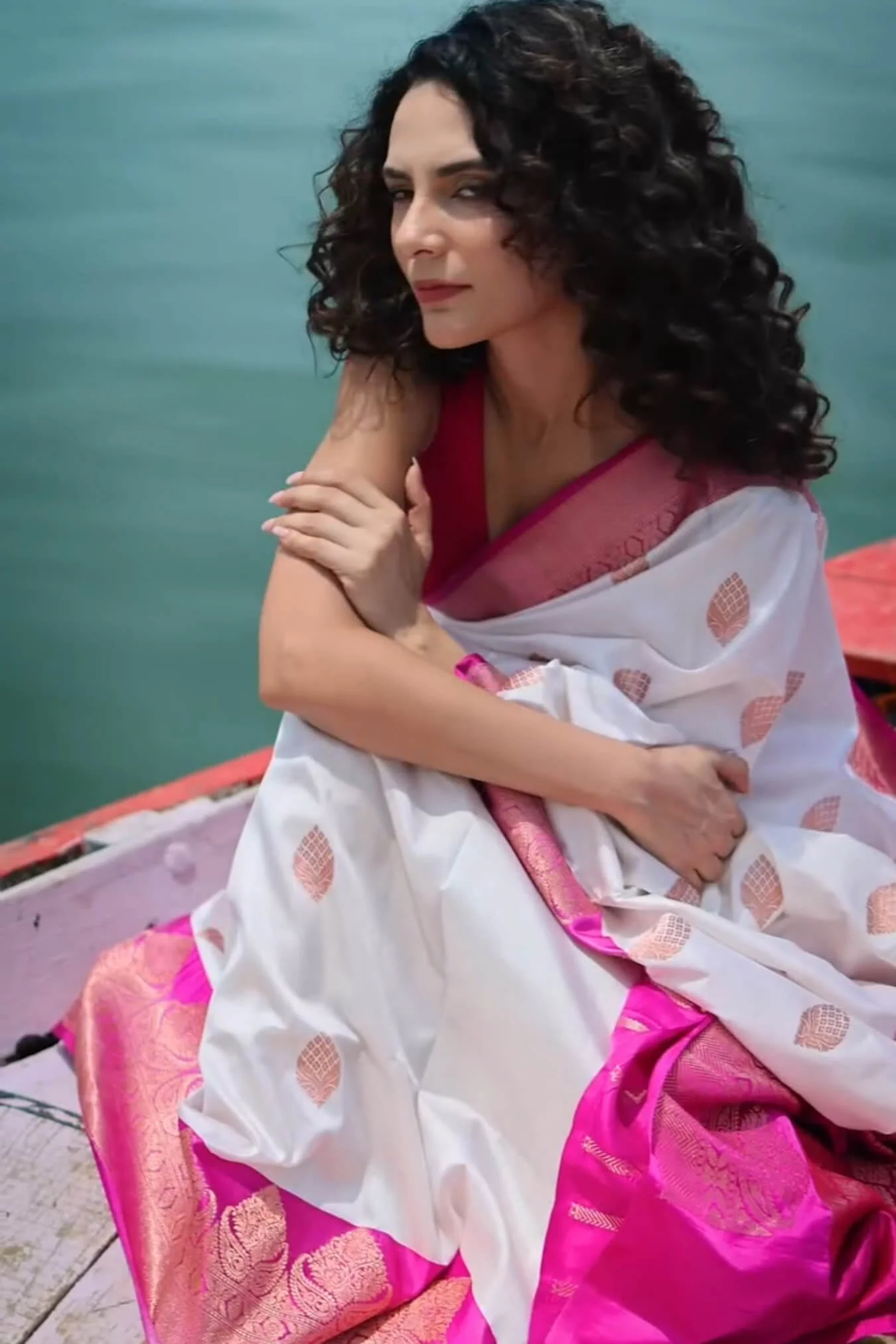Effulgent Off White Soft Silk Saree With Nectarous Blouse Piece - Image 3