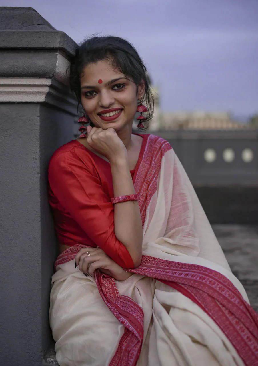 Elegant Off White Cotton Silk Saree With Demanding Blouse Piece - Image 2
