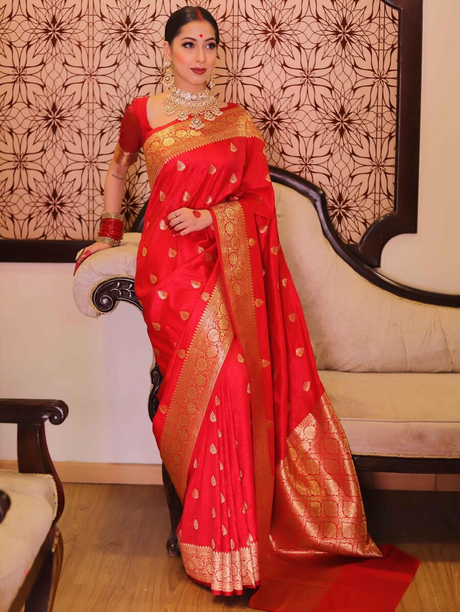 Eloquence Red Soft Silk Saree With Marvellous Blouse Piece - Image 3