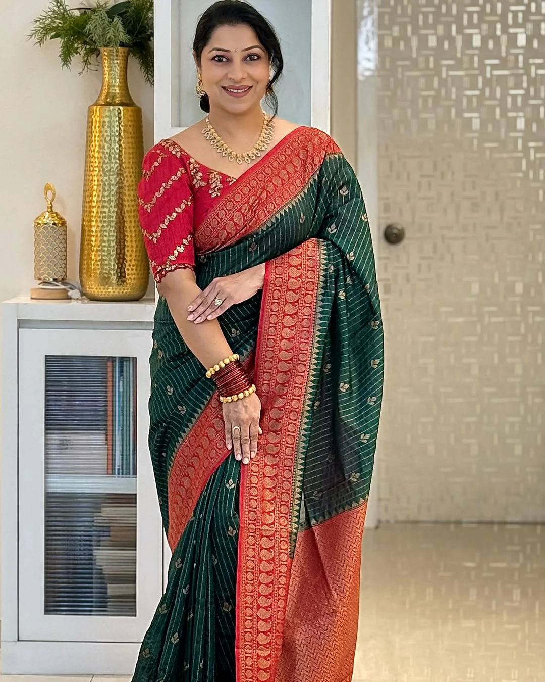Enamoring Dark Green Soft Silk Saree With Jazzy Blouse Piece - Image 4
