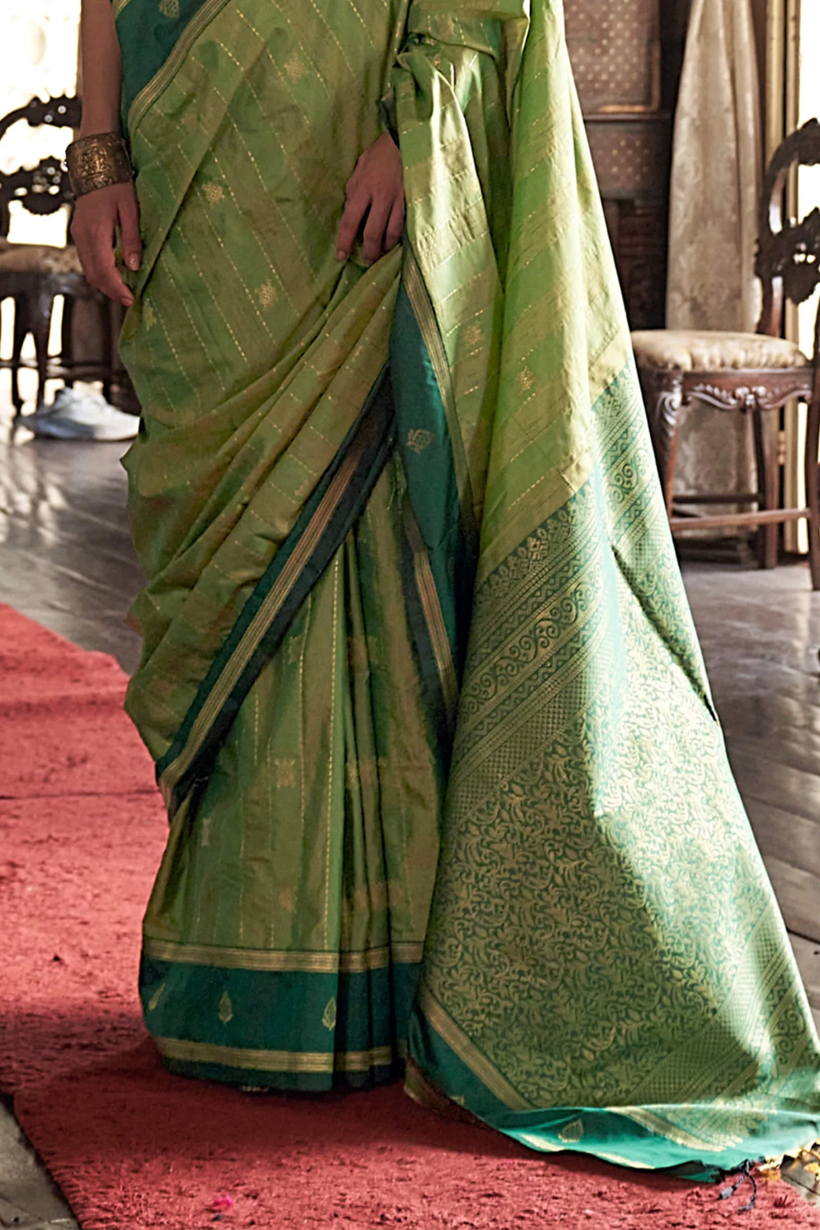Enamoring Green Banarasi Tussar Silk Saree With Winsome Blouse Piece - Image 4