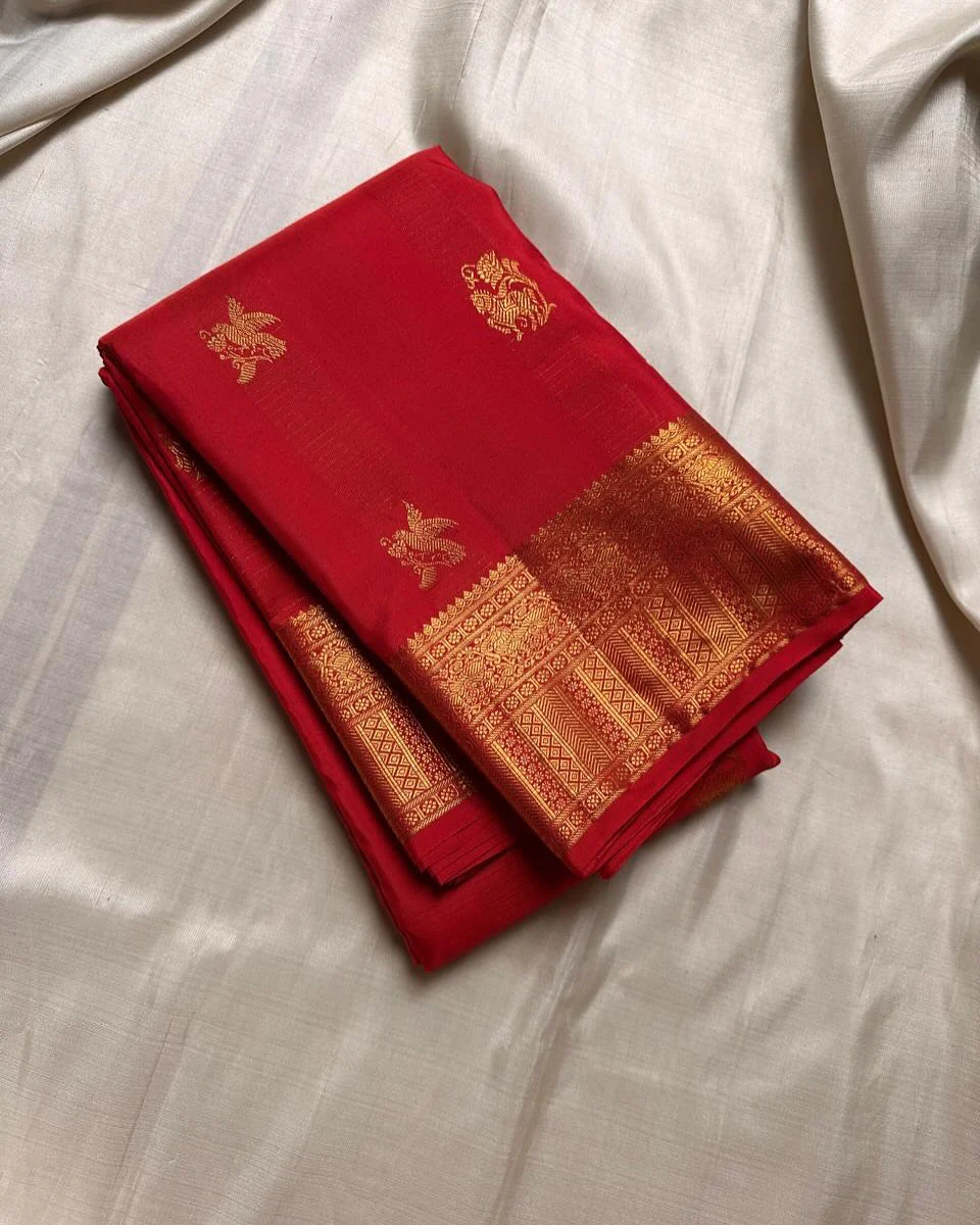 Enamoring Red Soft Banarasi Silk Saree With Magnetic Blouse Piece - Image 2