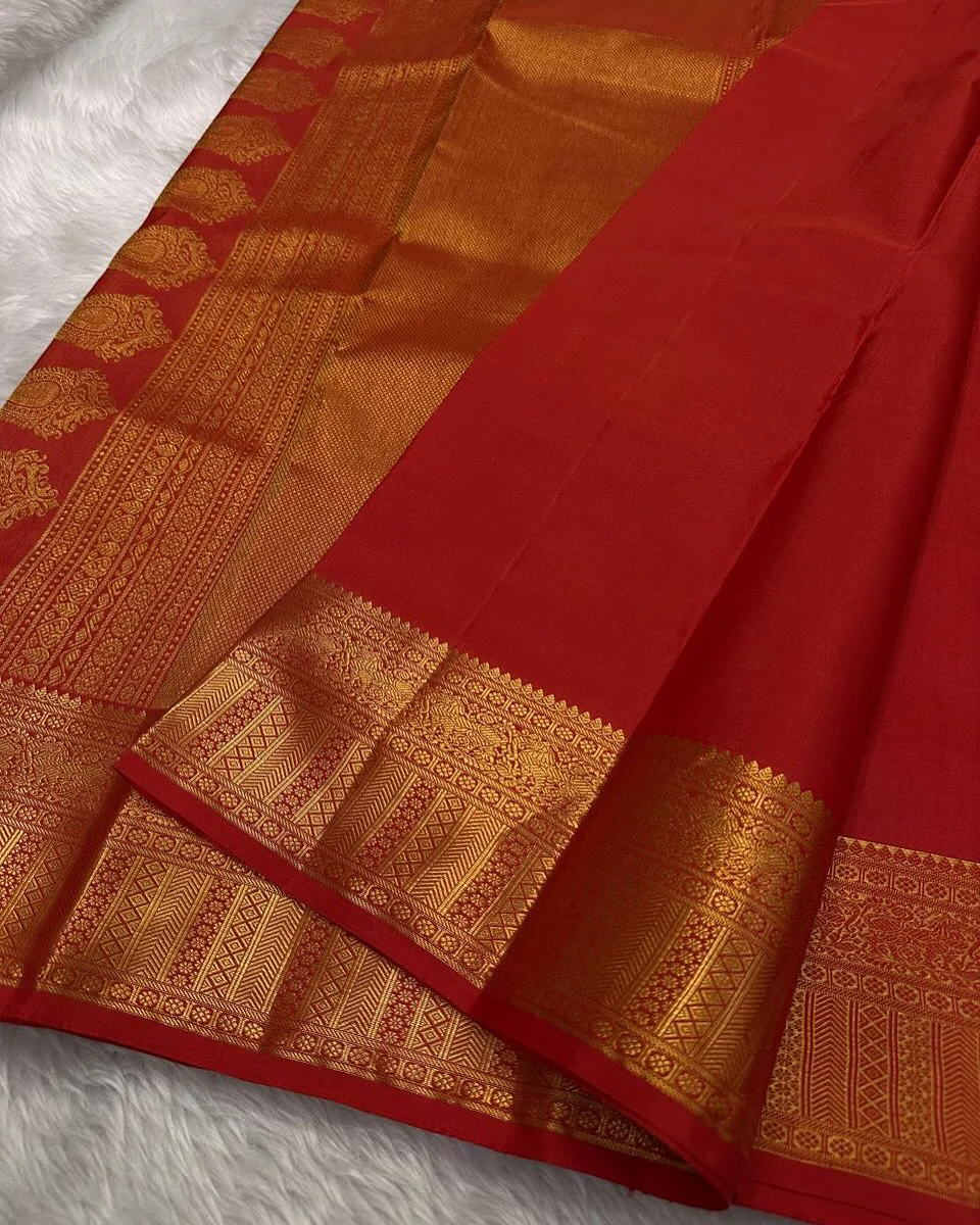 Enamoring Red Soft Banarasi Silk Saree With Magnetic Blouse Piece - Image 4