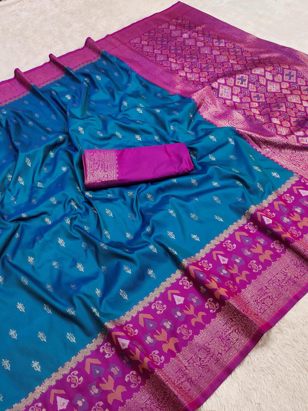 Enchanting Blue Pure Zari Weaving Banarasi Silk Saree With Petrichor Blouse Piece