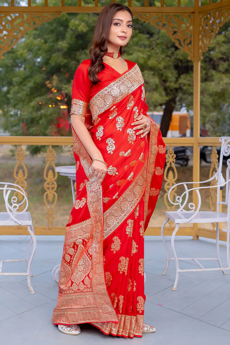 Enchanting Red Soft Banarasi Silk Saree With Imaginative Blouse Piece - Image 2