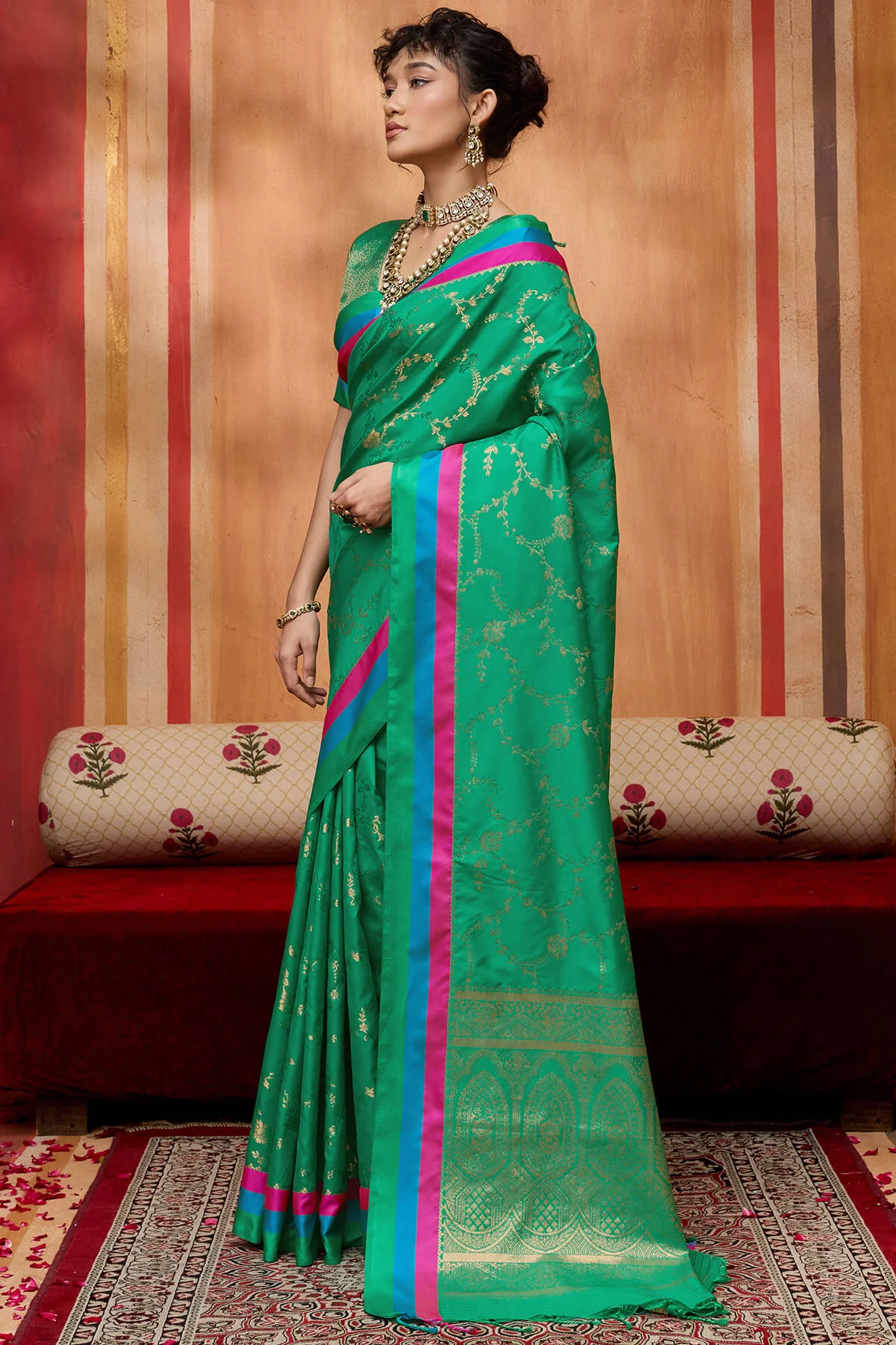 Energetic Green Pure Zari Weaving Banarasi Silk Saree With Rhapsody Blouse Piece - Image 3