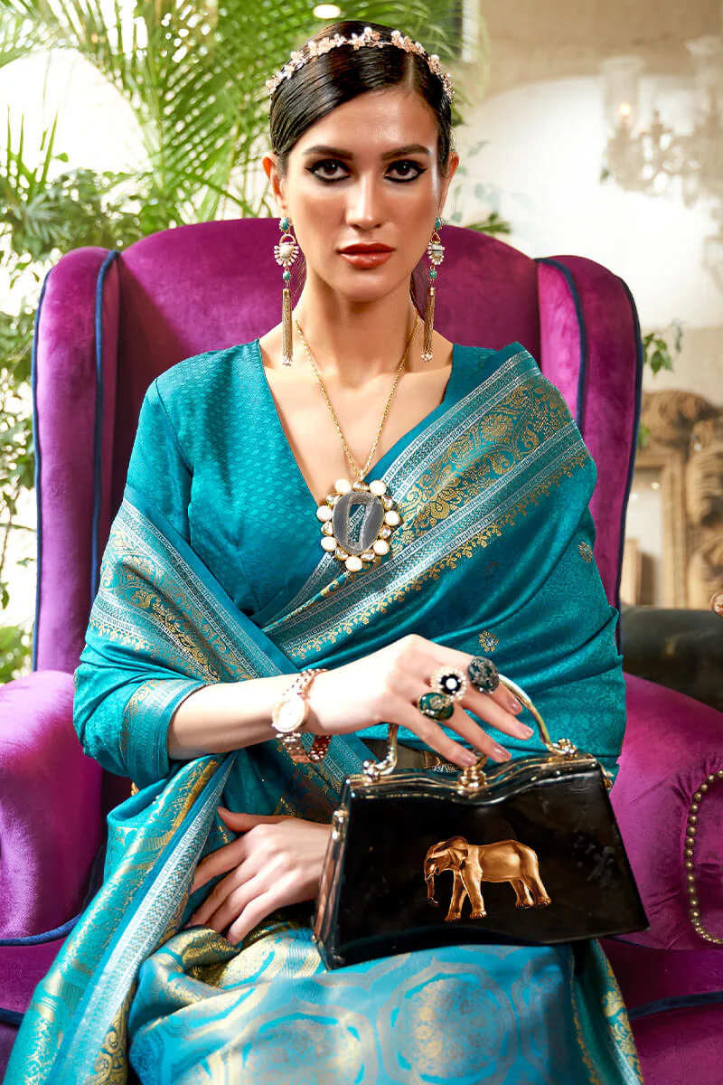 Engaging Firozi Kanjivaram Silk Saree With Woebegone Blouse Piece - Image 2