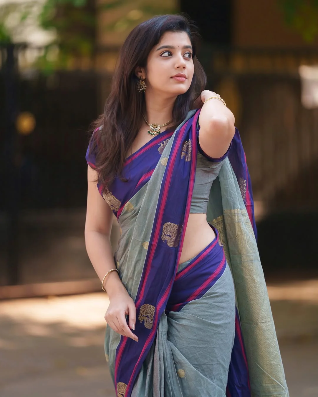 Engaging Grey Cotton Silk Saree With Stunning Blouse Piece - Image 4