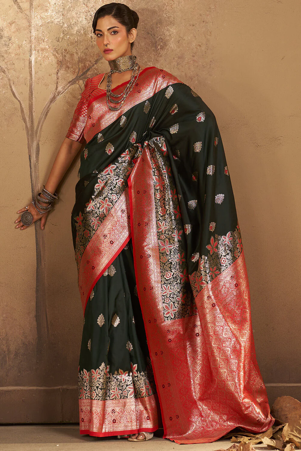 Engrossing Dark Green Pure Zari Weaving Banarasi Silk Saree With Comely Blouse Piece - Image 3