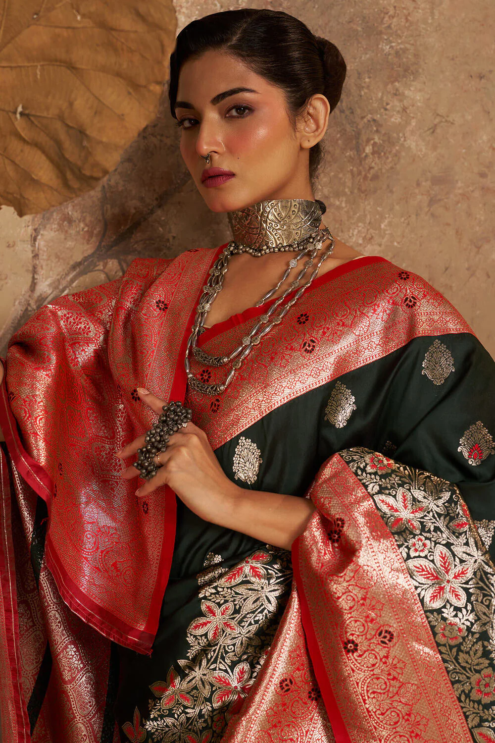 Engrossing Dark Green Pure Zari Weaving Banarasi Silk Saree With Comely Blouse Piece - Image 4