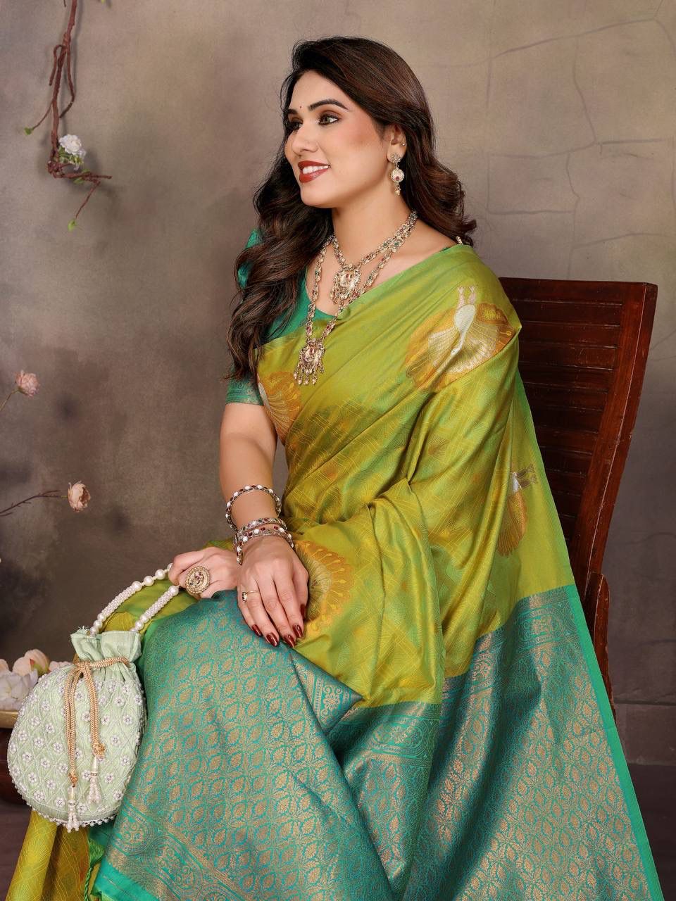 Engrossing Green Soft Banarasi Silk Saree With Gossamer Blouse Piece - Image 2