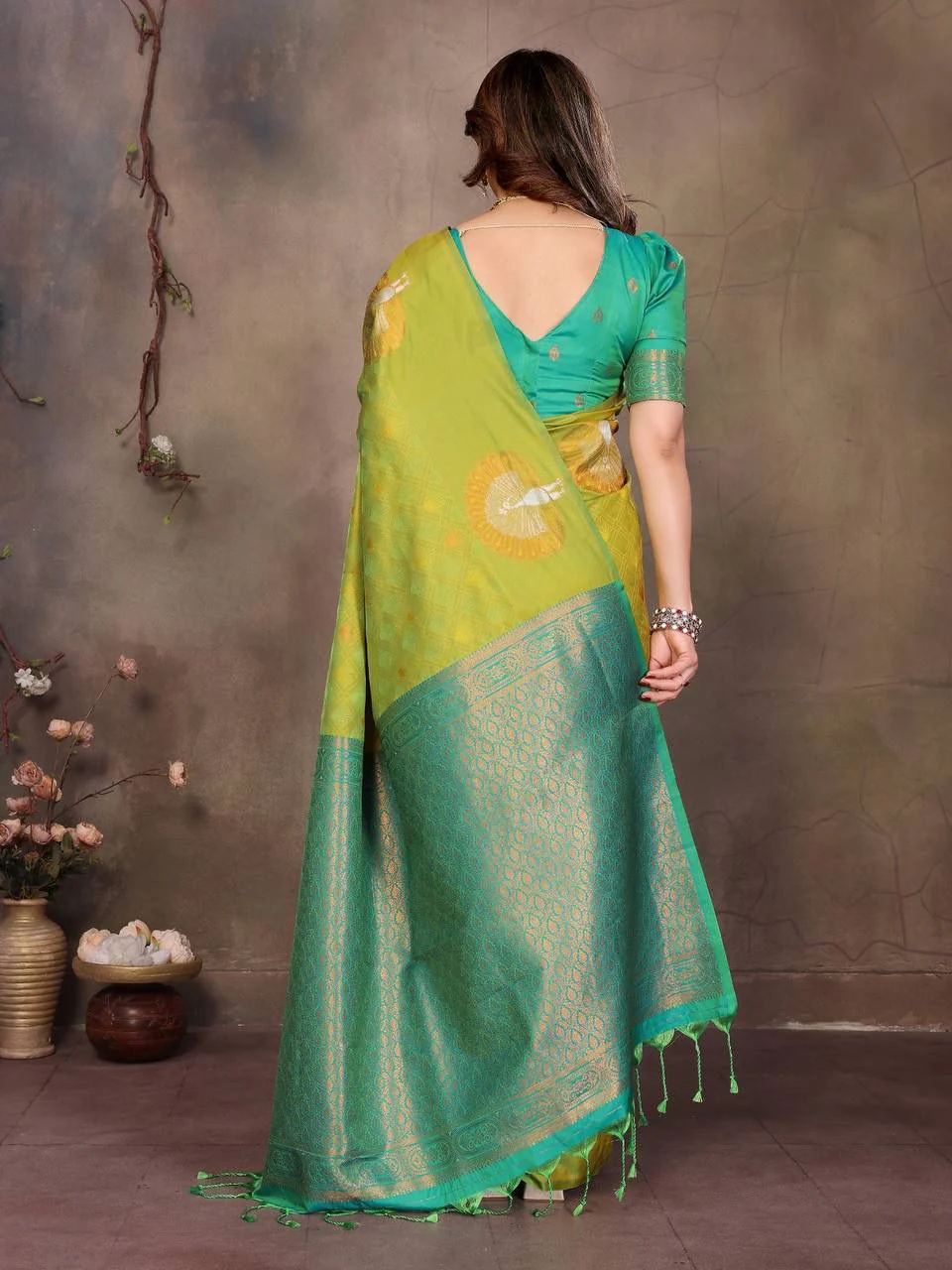 Engrossing Green Soft Banarasi Silk Saree With Gossamer Blouse Piece - Image 4