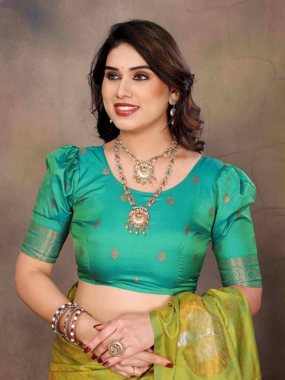 Engrossing Green Soft Banarasi Silk Saree With Gossamer Blouse Piece - Image 6