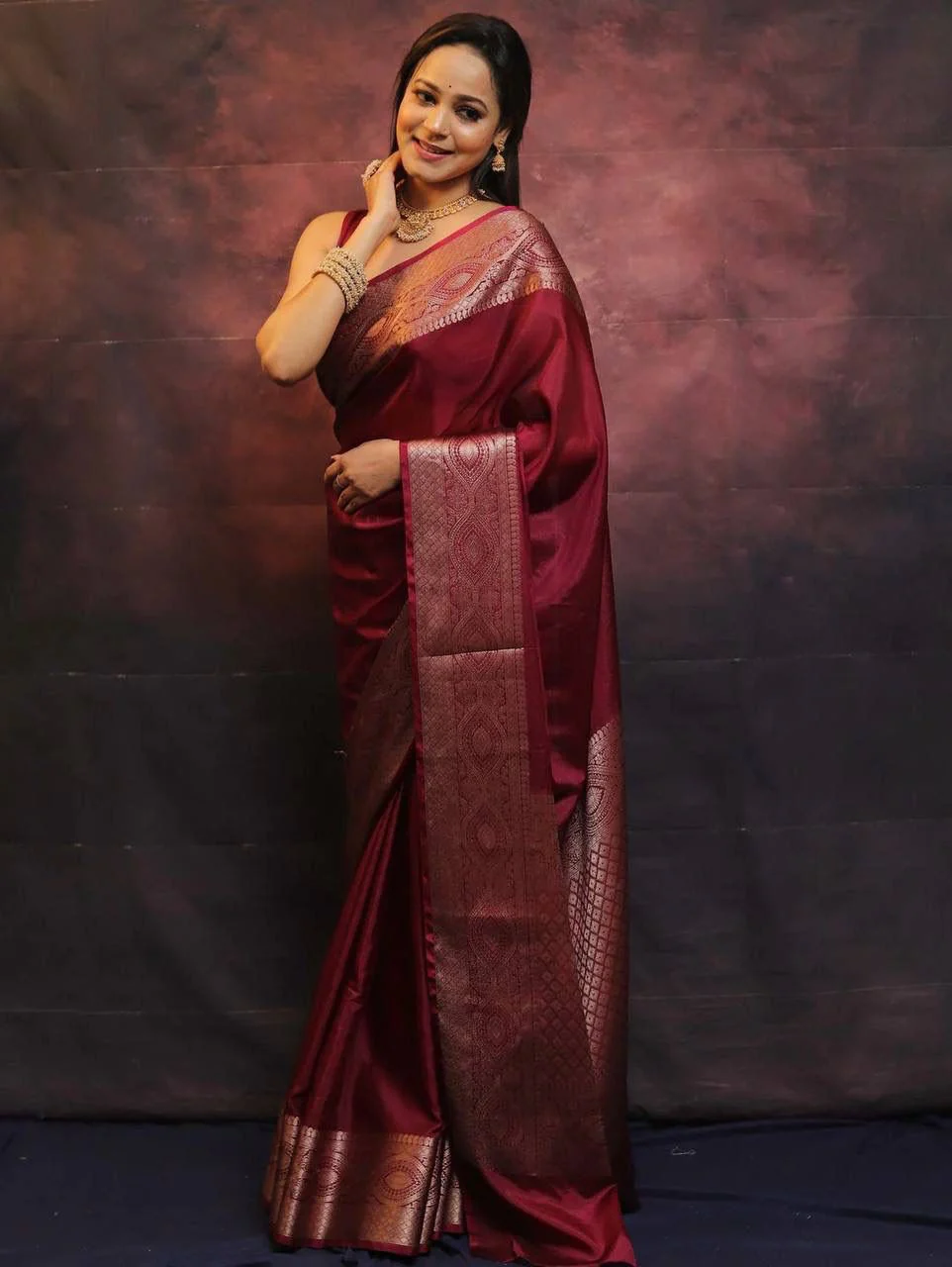 Engrossing Maroon Soft Silk Saree With Inspiring Blouse Piece - Image 3