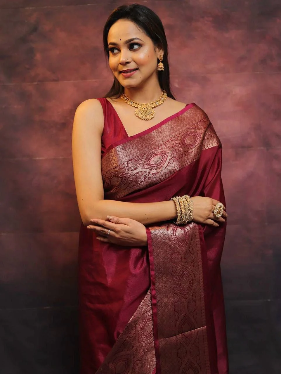 Engrossing Maroon Soft Silk Saree With Inspiring Blouse Piece - Image 6