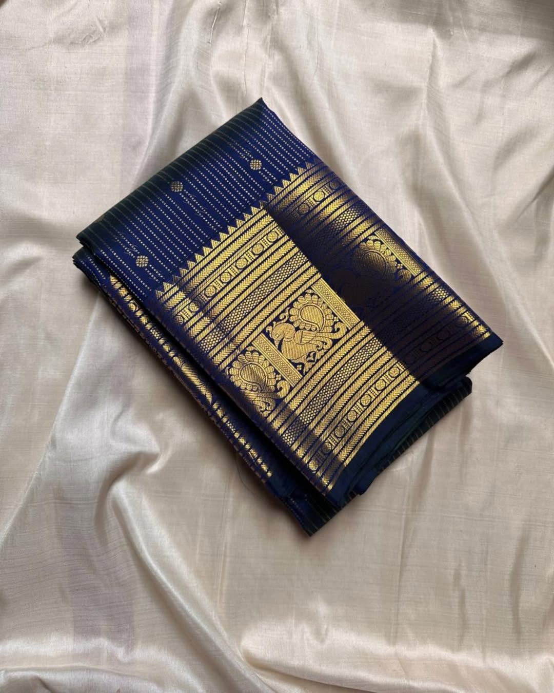 Engrossing Navy Blue Soft Banarasi Silk Saree With Gratifying Blouse Piece - Image 2