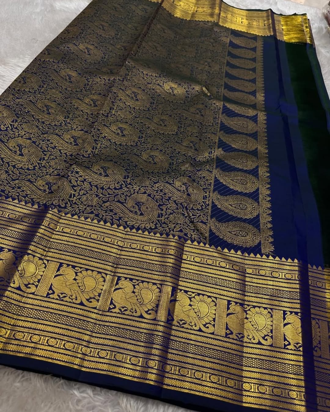 Engrossing Navy Blue Soft Banarasi Silk Saree With Gratifying Blouse Piece - Image 4