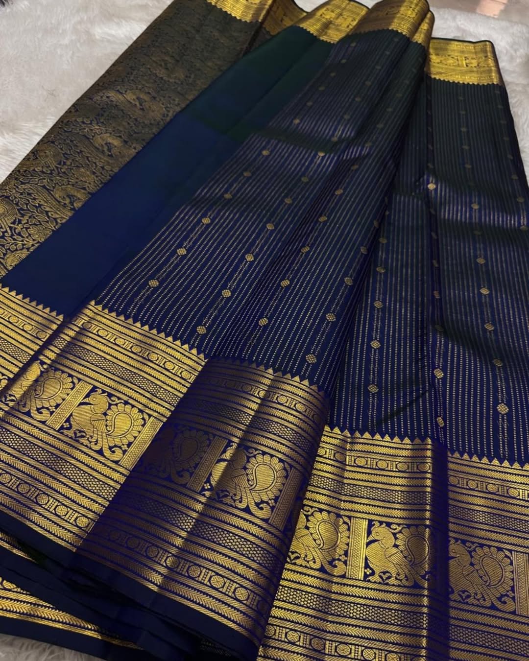 Engrossing Navy Blue Soft Banarasi Silk Saree With Gratifying Blouse Piece - Image 5