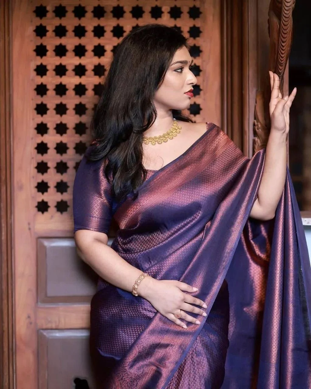 Entrancing Navy Blue Soft Silk Saree With Chatoyant Blouse Piece - Image 3