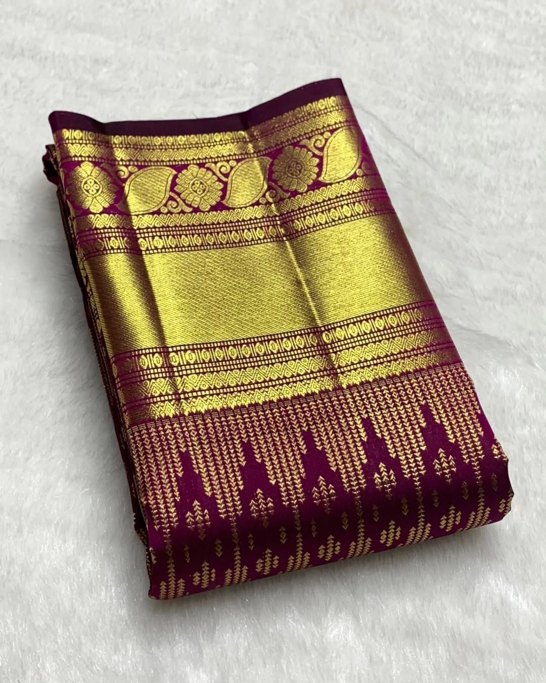 Entrancing Purple Soft Banarasi Silk Saree With Comely Blouse Piece - Image 2
