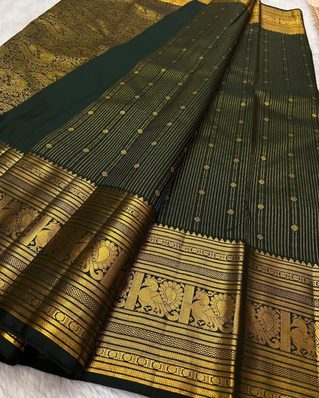 Ephemeral Dark Green Soft Banarasi Silk Saree With Amiable Blouse Piece - Image 3