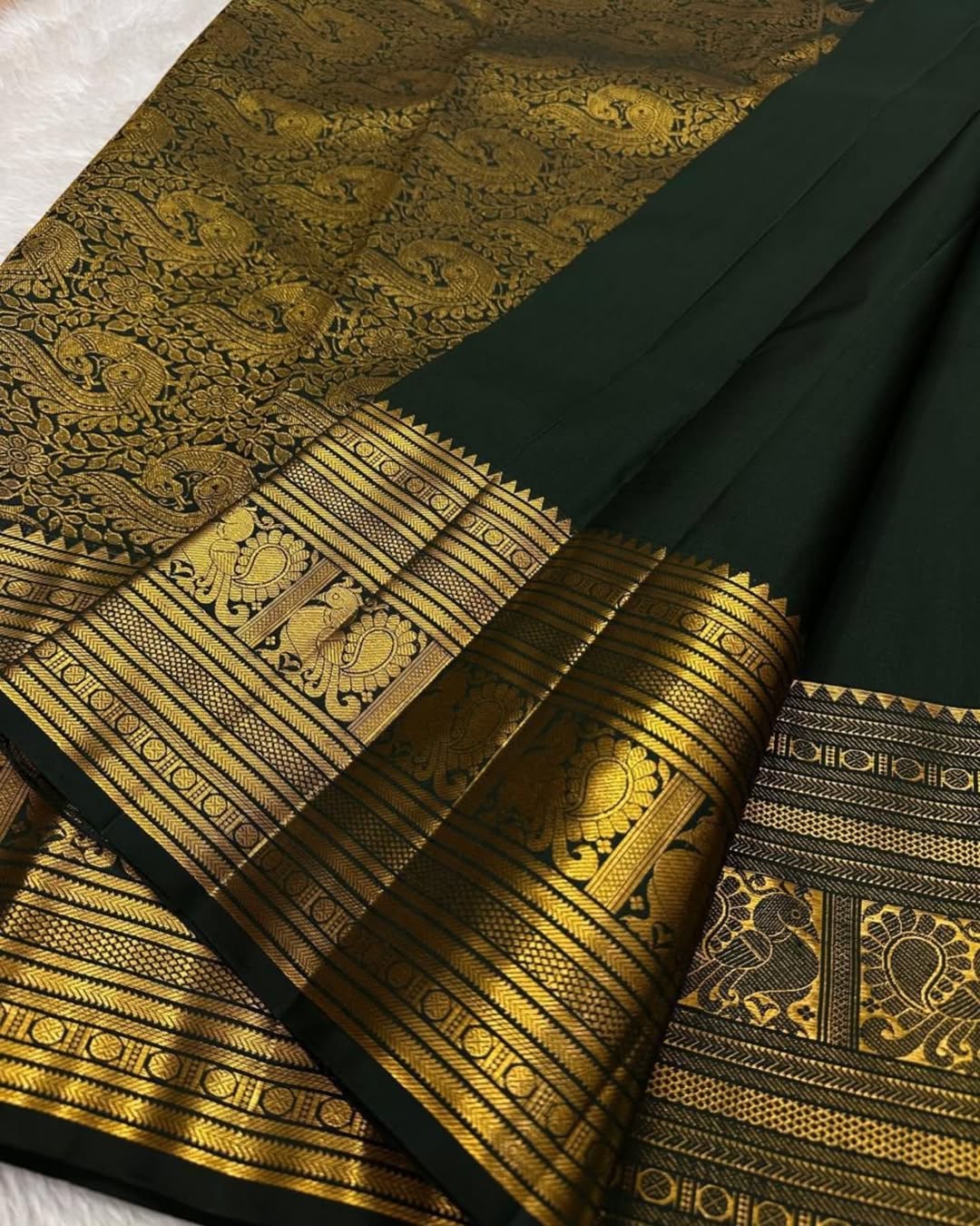 Ephemeral Dark Green Soft Banarasi Silk Saree With Amiable Blouse Piece - Image 5