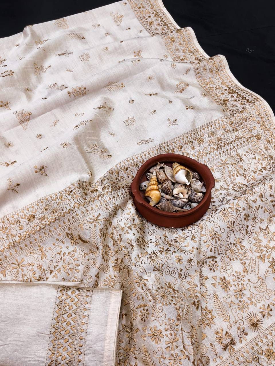Ethnic Off White Embroidery Work Tussar Silk Saree With Pleasant Blouse Piece - Image 4