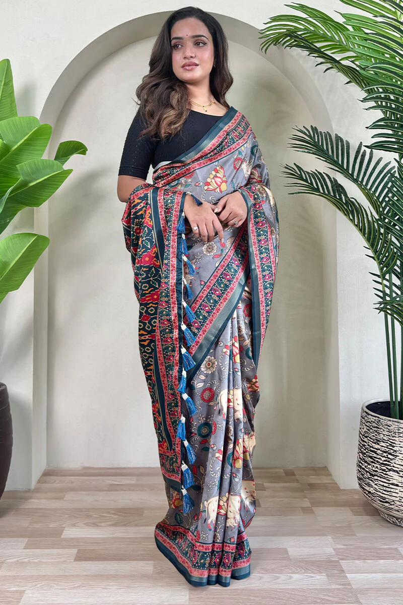 Evanescent Grey Kalamkari Printed Viscose Dola Silk Saree With Magnetic Blouse Piece - Image 3