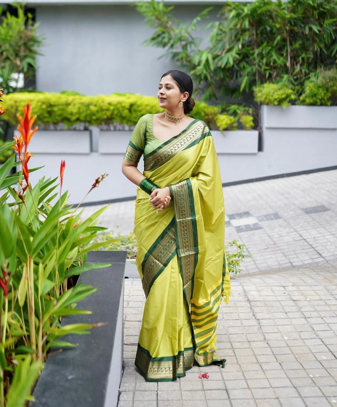 Evanescent Parrot Soft Silk Saree With Chatoyant Blouse Piece - Image 4