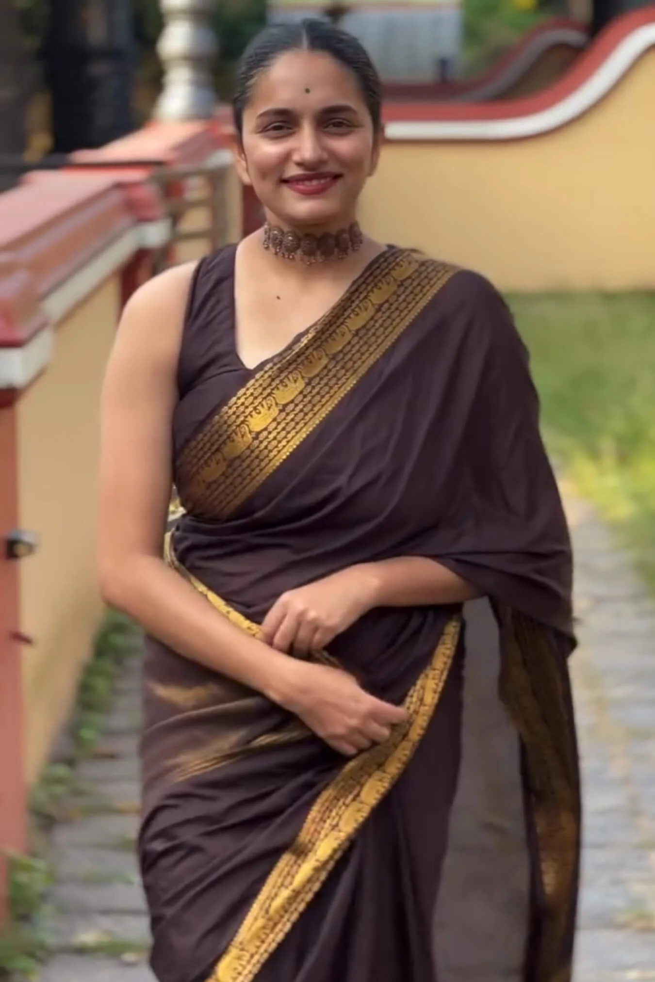 Evocative Brown Pure Zari Weaving Banarasi Silk Saree With Verdant Blouse Piece - Image 2