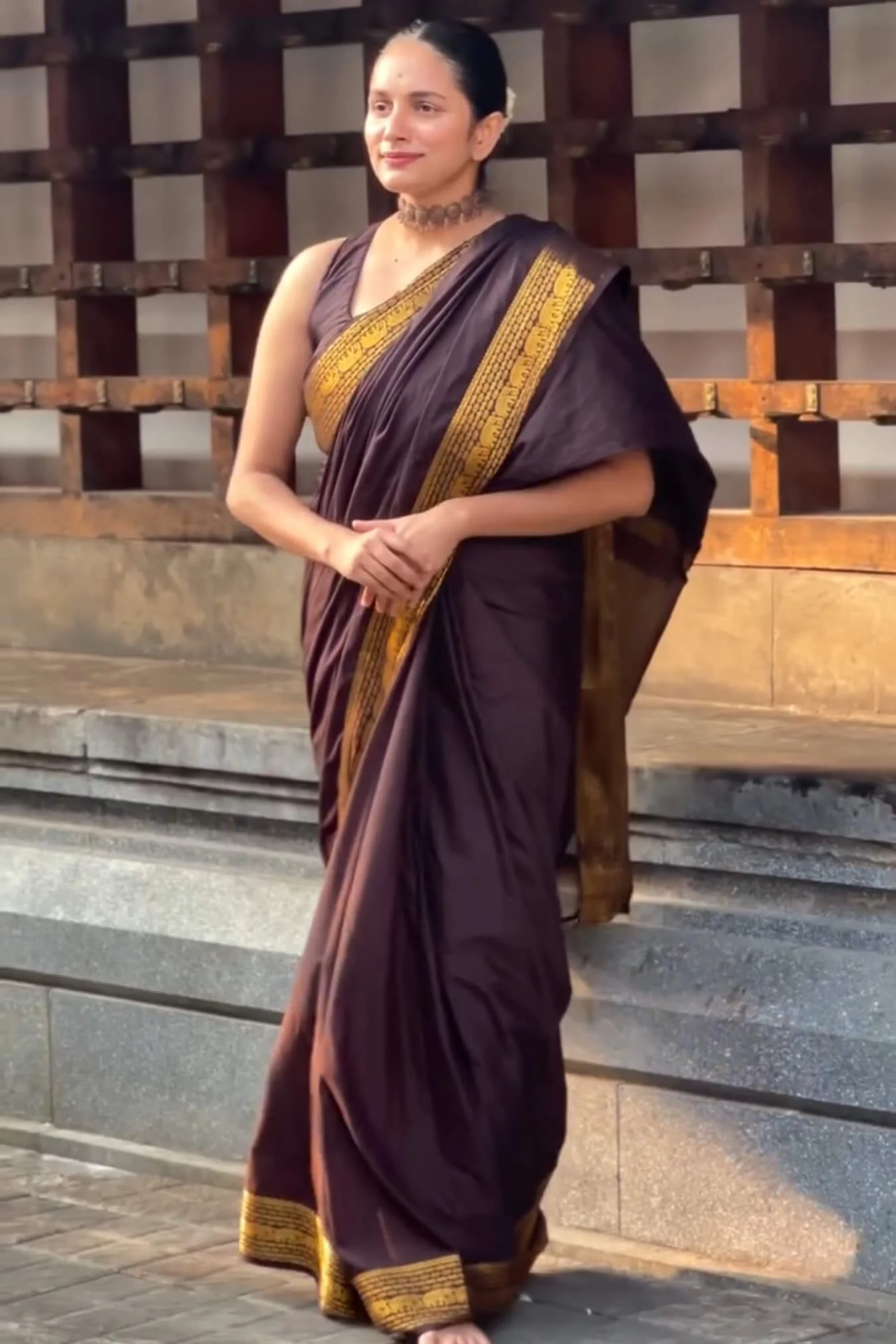 Evocative Brown Pure Zari Weaving Banarasi Silk Saree With Verdant Blouse Piece - Image 4