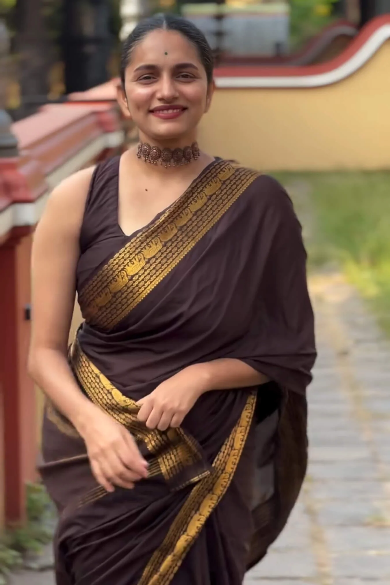 Evocative Brown Pure Zari Weaving Banarasi Silk Saree With Verdant Blouse Piece - Image 7