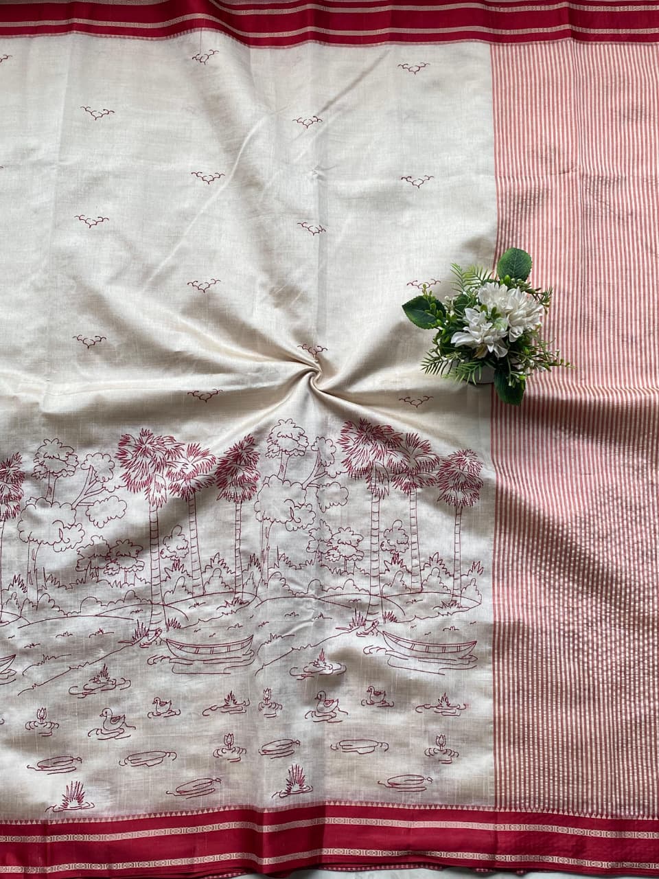 Evocative Off White Printed Cotton Silk Saree With Ethereal Blouse Piece - Image 2