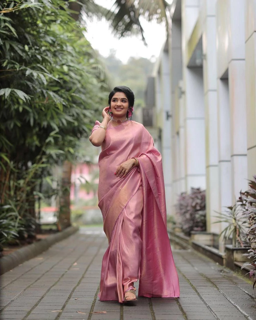 Evocative Pink Soft Silk Saree With Forbearance Blouse Piece - Image 2