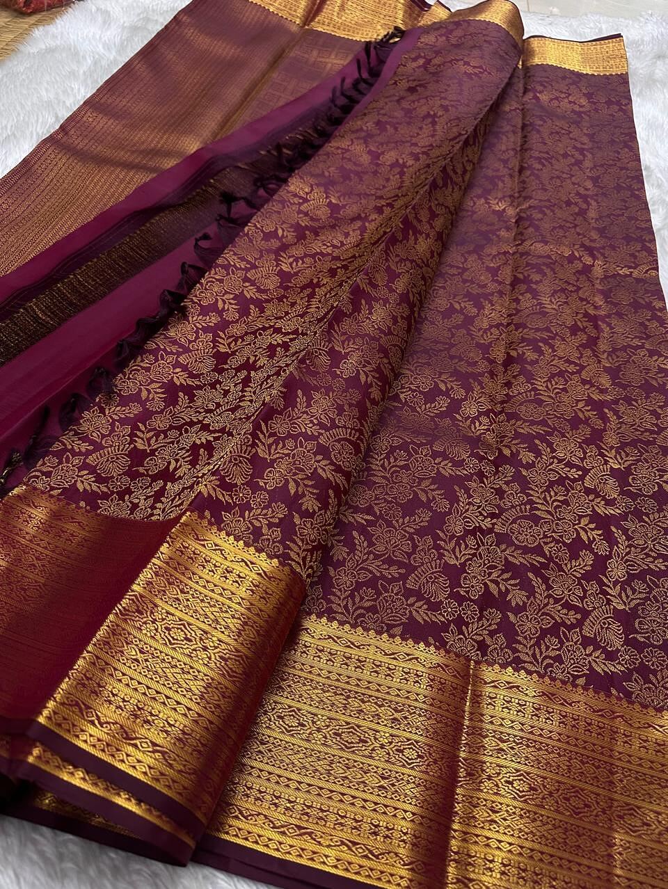 Evocative Purple Soft Banarasi Silk Saree With Captivating Blouse Piece - Image 3