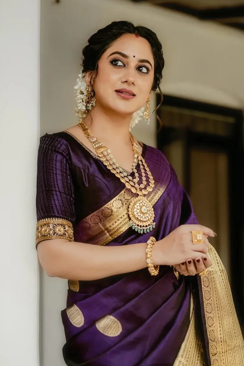 Evocative Purple Soft Banarasi Silk Saree With Piquant Blouse Piece - Image 3