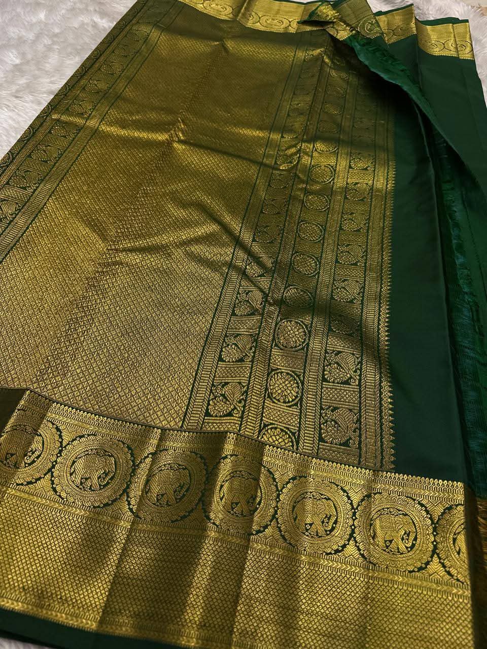 Exceptional Dark Green Pure Zari Weaving Banarasi Silk Saree With Snappy Blouse Piece - Image 4