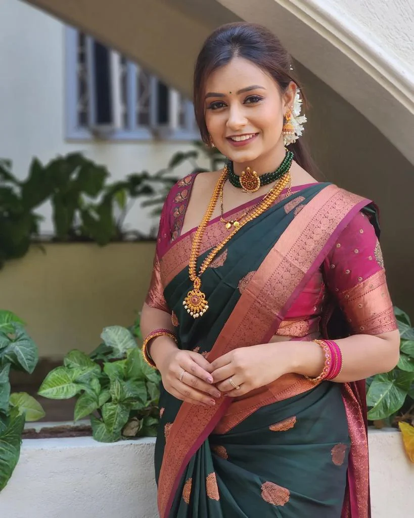 Exceptional Dark Green Soft Silk Saree With Glowing Blouse Piece - Image 4